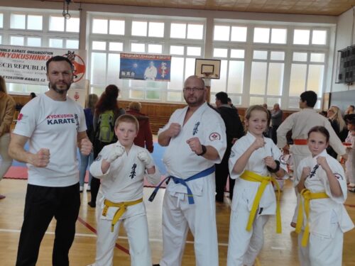 Mistrovské tituly z ligy karate v Sokolově pro Vrchlabí i Rudník