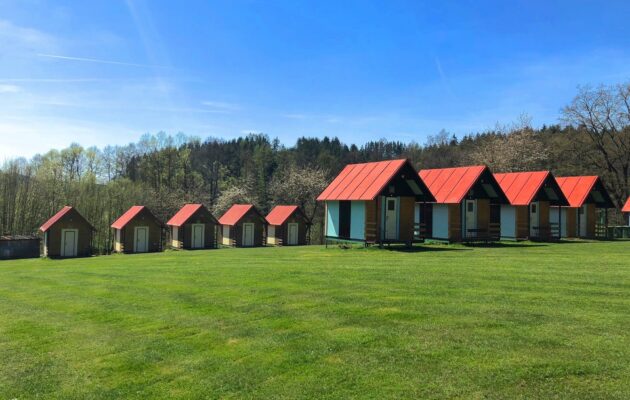 Kempy v hradeckém kraji mírně zdražily, zájem je hlavně o začátek července