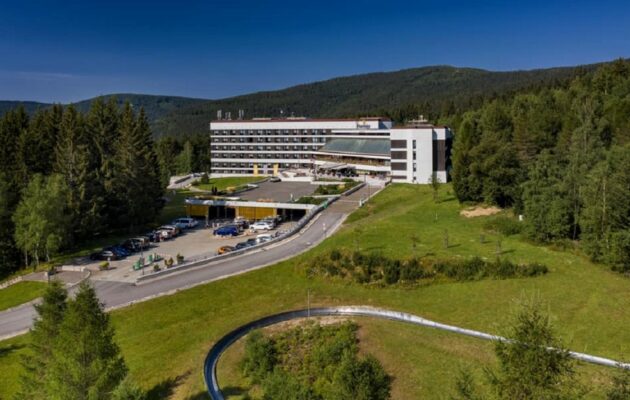 Hotel Harmony je prodán. Novými majiteli jsou Otruba a Kellnerová s dcerou