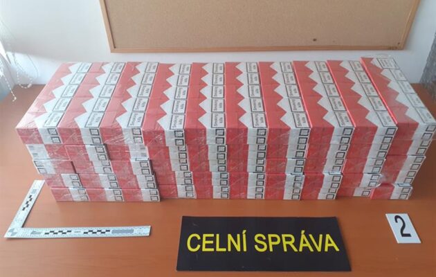 Hradečtí celníci letos odhalili výrazně víc pašeráků levnějších cigaret z Polska