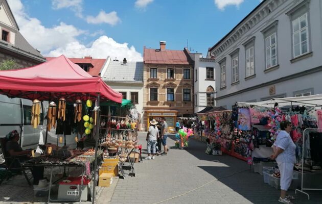FOTO: Kolotoče, stánky, muzika. Hostinné žije tradiční Porciunkulí