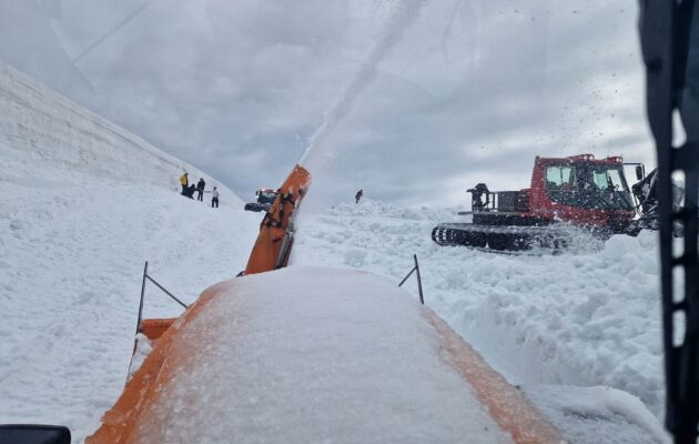 Prorážení cesty na Luční boudu