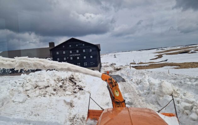 FOTO: Fréza prorážela sněhem cestu z Výrovky na Luční boudu