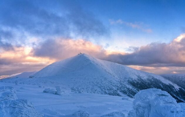 TVN24: Ze severního svahu Sněžky se zřítili tři lidé, dva zahynuli