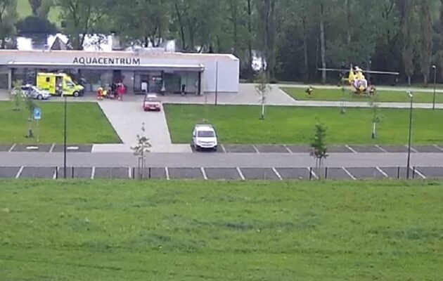 Na ulici před Aquacentrem dnes odpoledne zemřel senior