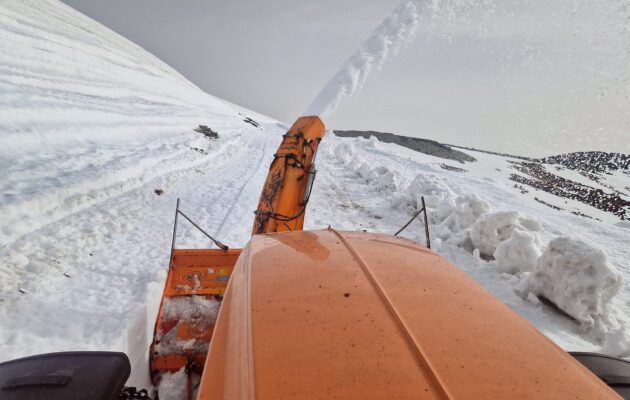 Prorážení sněhové bariéry z Pece na Luční boudu