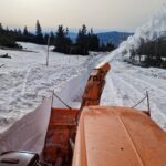 Prorážení sněhové bariéry z Pece na Luční boudu