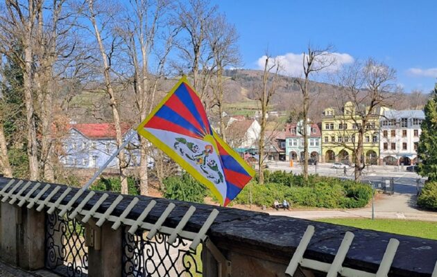 Vlajka pro Tibet. V hradeckém kraji se připojilo téměř 80 radnic včetně Vrchlabí