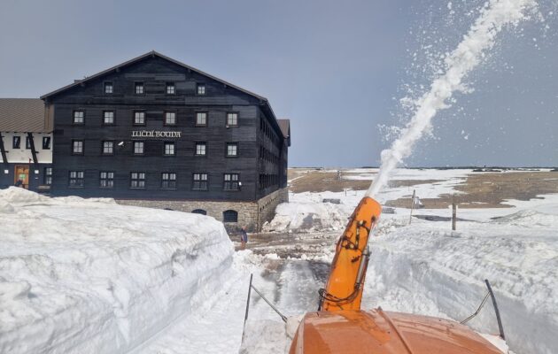 FOTO: Technika prorazila sněhové bariéry mezi Výrovkou a Luční boudou