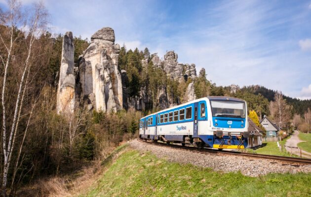 Turistické vlaky a autobusy v hradeckém kraji vyjedou v sobotu 27. dubna
