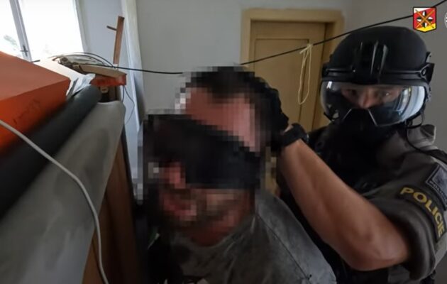 Hrozil otci zabitím a zapálením domu. V poutech ho vyvedla zásahovka