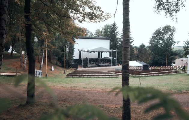 FOTO: Bojiště je připraveno. V Trutnově dnes začíná festival Artu Kus