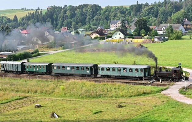 FOTO: Podkrkonoším opět projížděl vlak tažený parní lokomotivou