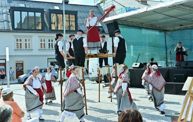 FOTO: Hudba, zpěv, tanec. Centrum Vrchlabí hostilo Folklorní ozvěny