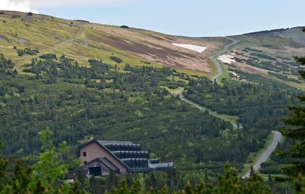Na hřebenech Krkonoš havarovali cyklisté, zasahovali záchranáři včetně sanitek