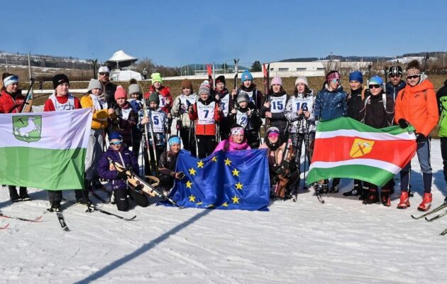 Sportování dětí na biatlonové střelnici