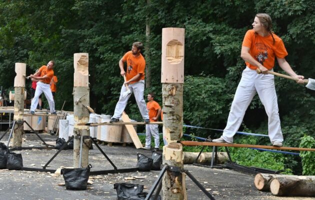 FOTO: Víchová nad Jizerou hostila Krakonošův dřevorubecký pohár