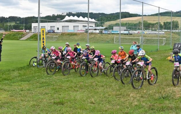 FOTO: Žáci a žákyně změřili své síly v Krkonošském poháru v cyklistice