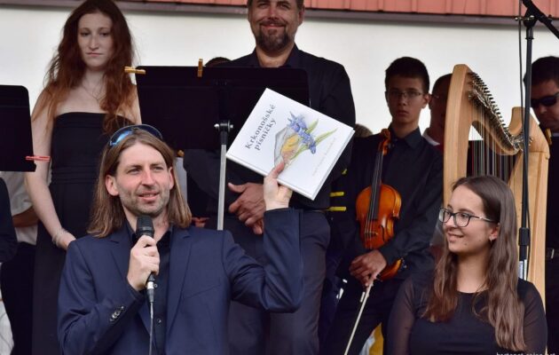 FOTO: Křest zpěvníku Krkonošské písničky během letošního svátku dožínek