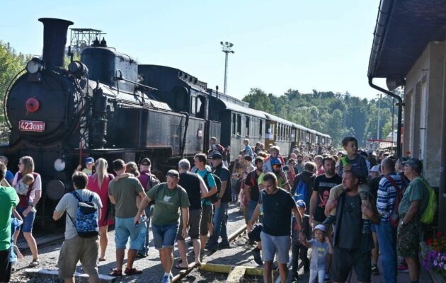 FOTO: Na vrchlabské nádraží zavítal historický parní vlak