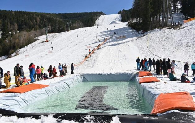 FOTO: Pool party ve Svatém Petru. Odvážlivci přejížděli jezero ve sněhu