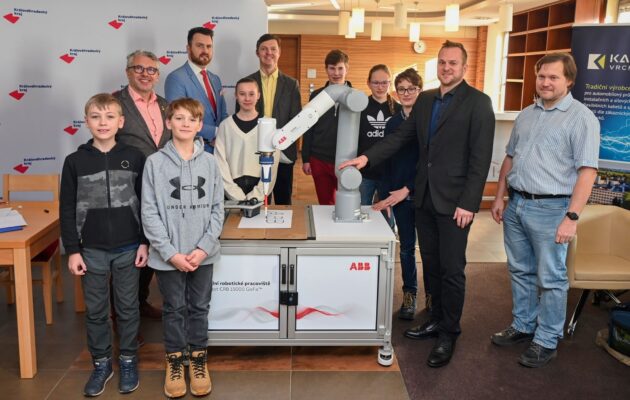 Inovace ve vzdělávání: Gymnazisté z Vrchlabí už testují nového robota