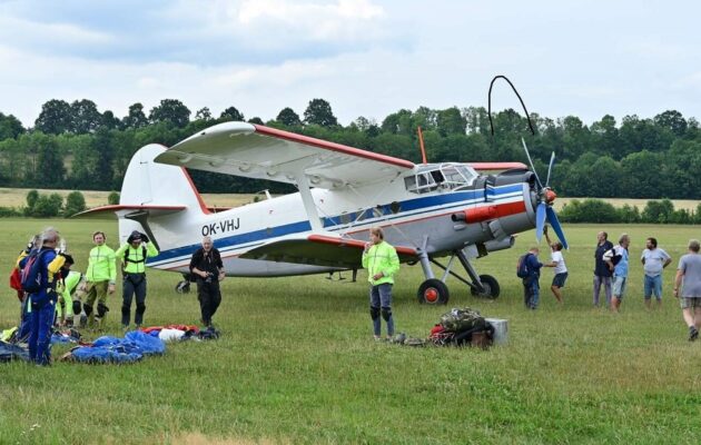 Výsadkáři z Letňan na vrchlabském letišti