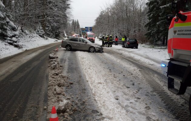 Zima začala úřadovat. Před Špindlerovým Mlýnem došlo ke srážce dvou aut