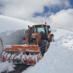 Traktor osazený frézou prorážel cestu z Výrovky na Luční boudu