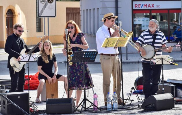 Grooves zahráli kolemjdoucím