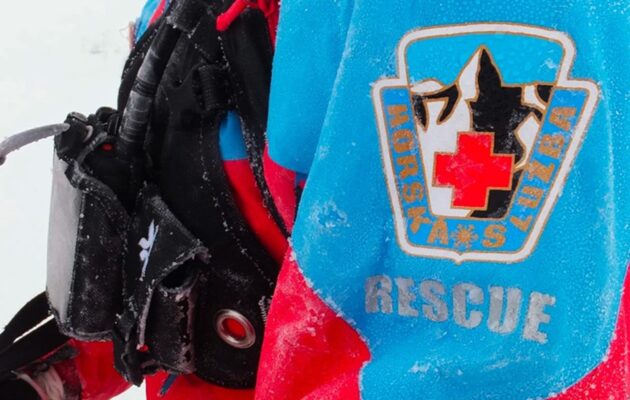 Další neštěstí na horách. Ze Sněžky se zřítil český turista, je ve vážném stavu