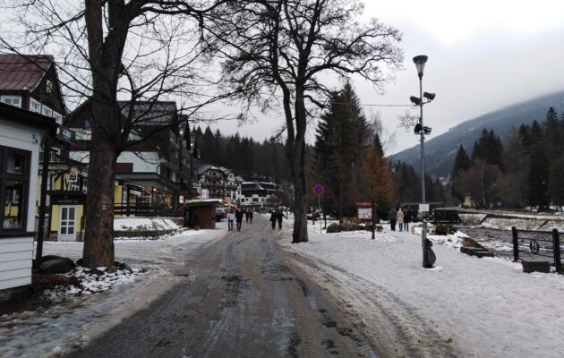 FOTO: Do Špindlerova Mlýna dorazili po covidu první hosté, ale i obleva