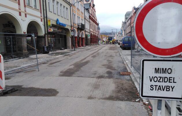FOTO: Rekonstrukce náměstí pokračuje, stavbaři dláždí chodníky