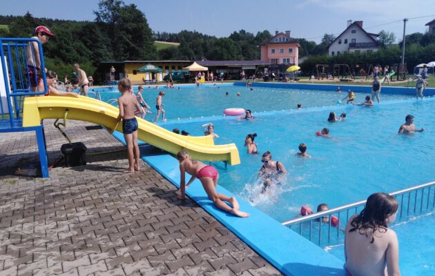 FOTO: Koupaliště v Mříčné spolehlivě osvěží v současných tropických vedrech