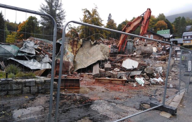 FOTO: Pětiletka v centru Špindlu jde k zemi. Bez demoličního výměru