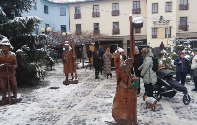 FOTO: Krkonošské adventní trhy před hotelem Gendorf