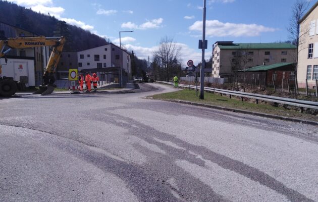 Uzavírka silnice v Hořejším Vrchlabí