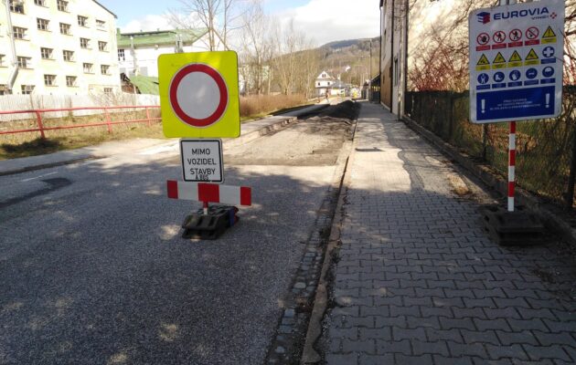 FOTO: Komplikace pro dopravu. Horská ulice je kvůli opravě neprůjezdná
