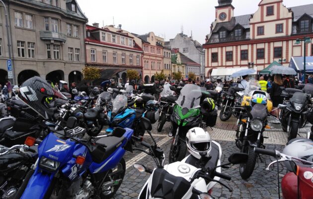 FOTO: Sraz silných strojů. Centrum města patřilo Motorkářskému požehnání