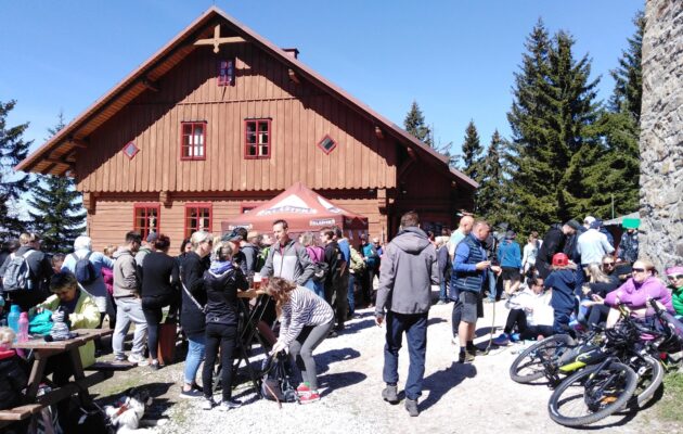 FOTO: Tradičnímu výstupu na Žalý přálo počasí a přilákalo davy horalů