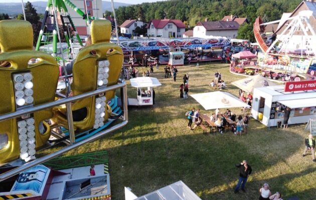 FOTO: Kolotoče, střelnice a perníková srdce. Do Harty přijela pouť