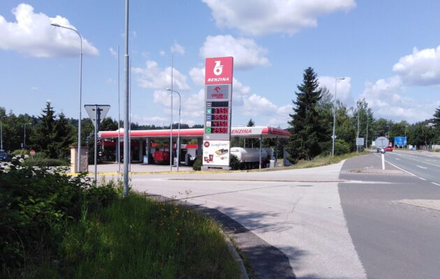 Paliva v Královéhradeckém kraji od minulého týdne mírně zlevnila