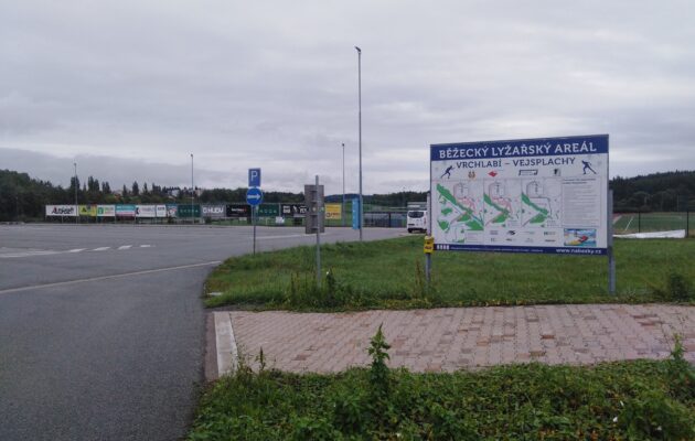 Parkování v areálu Vejsplachy: 3 hodiny za 95 korun, permanentka za tisícovku