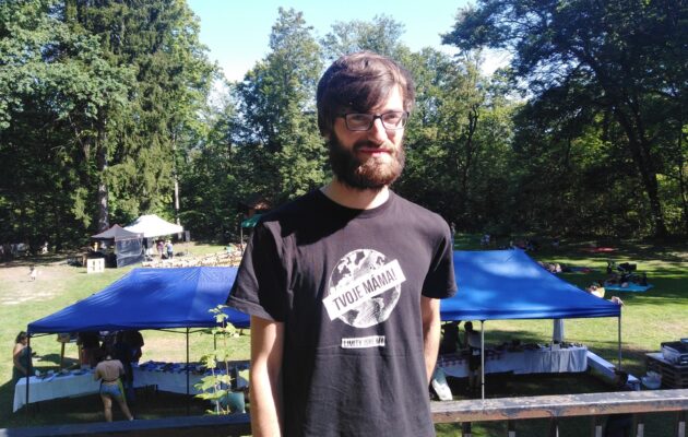 Dumpster diving je protestem proti plýtvání, říká Áron Tkadleček