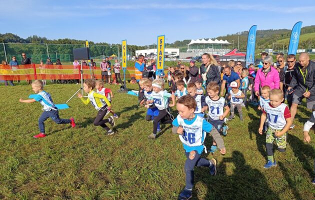 FOTO: Přespolní běh pro děti. Areál hostil závod Vejsplachy kros