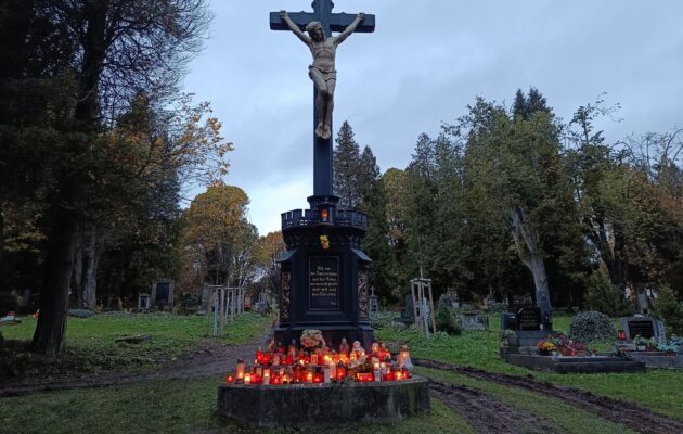 FOTO: Tisíce světel. Lidé si na hřbitově připomínali Svátek zesnulých