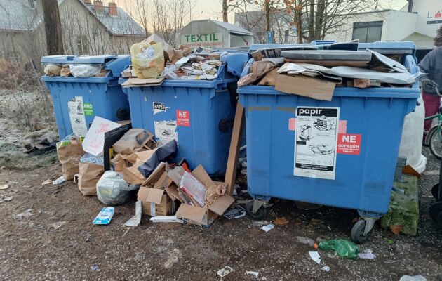 Kontejnery ráno přetékaly tříděným odpadem, svozové auto mělo problém
