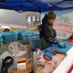 Prodej kaprů u Kauflandu