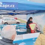 Prodej kaprů u Kauflandu