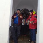 Zpívání koled u kapličky